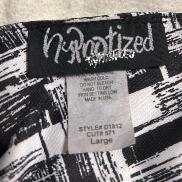 Elegant Black and White Patterned Dress - Picture 3 of 4